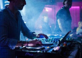 DJ pinchando en discoteca