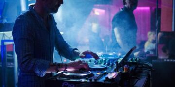 DJ pinchando en discoteca