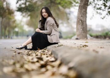 Modelo posando en otoño