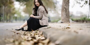 Modelo posando en otoño