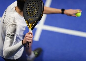 Chico jugando al padel