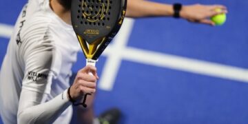 Chico jugando al padel