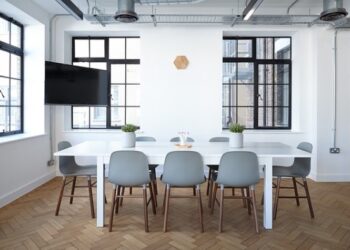 Mesa de trabajo en sitio iluminado