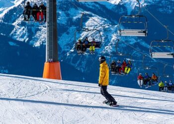 Chico practicando snowboard en la nieve