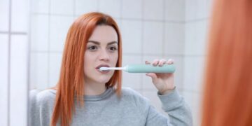 Chica lavandose los dientes