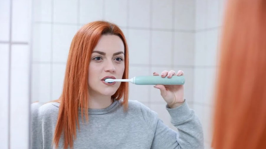 Chica lavandose los dientes