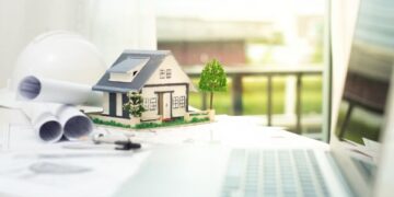 Portatil, planos y maqueta de arquitecto