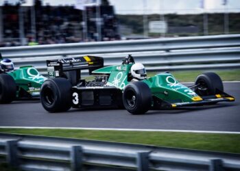 Coche deportivo en circuito durante un track day