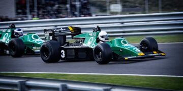 Coche deportivo en circuito durante un track day