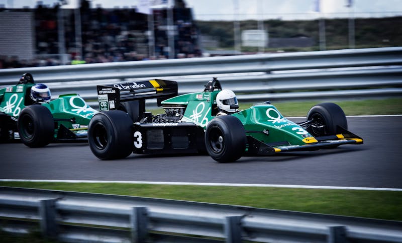 Coche deportivo en circuito durante un track day