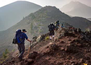 Deportista entrenando en montaña a gran altitud