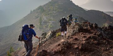 Deportista entrenando en montaña a gran altitud