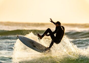 Persona practicando paddle surf en aguas tranquilas
