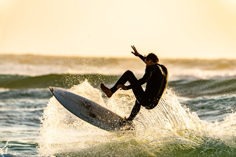 Persona practicando paddle surf en aguas tranquilas