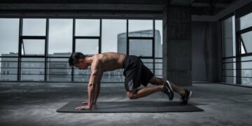 Deportista entrenando resistencia cardiovascular al aire libre