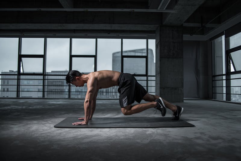 Deportista entrenando resistencia cardiovascular al aire libre