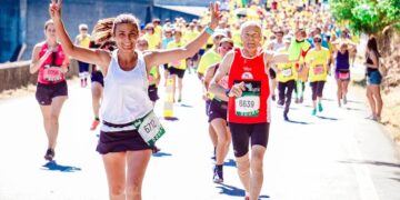 Corredores participando en un maratón urbano internacional