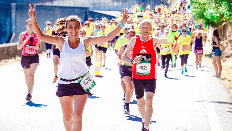 Corredores participando en un maratón urbano internacional