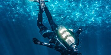 Buceador explorando fondos marinos en aguas cristalinas