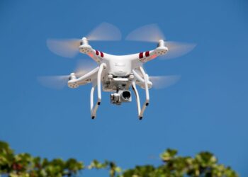 Dron volando sobre campo deportivo para captura aérea
