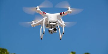 Dron volando sobre campo deportivo para captura aérea