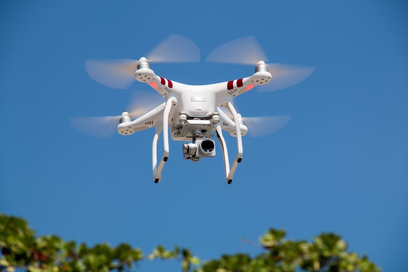Dron volando sobre campo deportivo para captura aérea