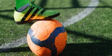 Pantalla con análisis de datos y estadísticas de fútbol