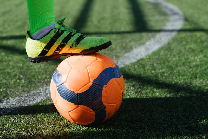 Pantalla con análisis de datos y estadísticas de fútbol