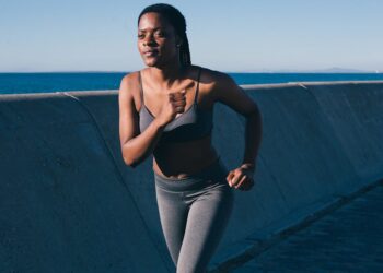 Deportista hidratándose con agua durante entrenamiento