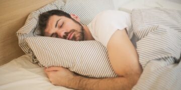 Deportista descansando para recuperación muscular