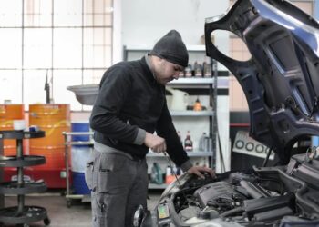 Motor de coche deportivo en proceso de mantenimiento
