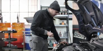 Motor de coche deportivo en proceso de mantenimiento