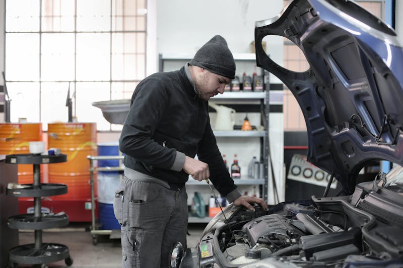 Motor de coche deportivo en proceso de mantenimiento