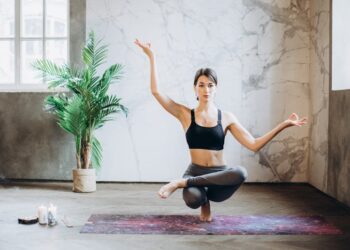 Deportista practicando yoga para mejorar flexibilidad