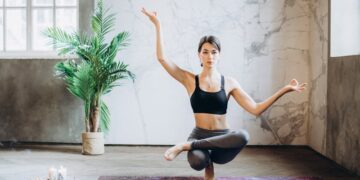 Deportista practicando yoga para mejorar flexibilidad