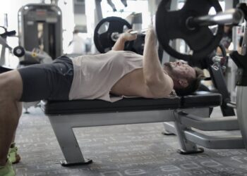 Corredor realizando ejercicios de fuerza en gimnasio