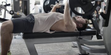 Corredor realizando ejercicios de fuerza en gimnasio