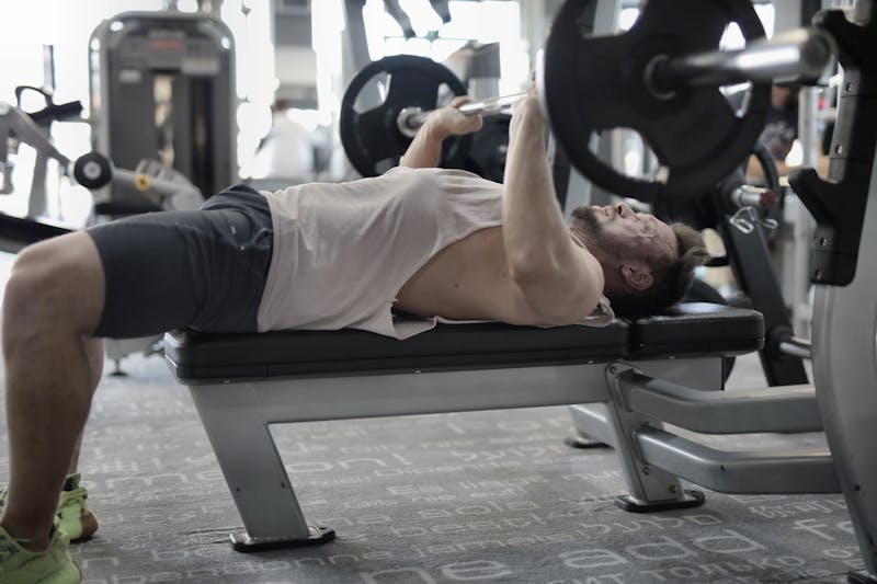 Corredor realizando ejercicios de fuerza en gimnasio