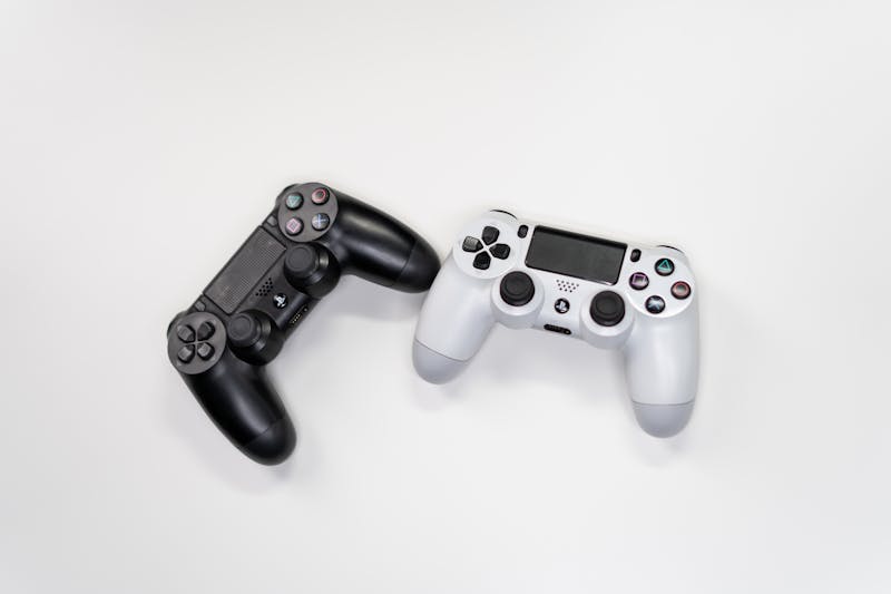 Jugador disfrutando de videojuego deportivo en pantalla grande