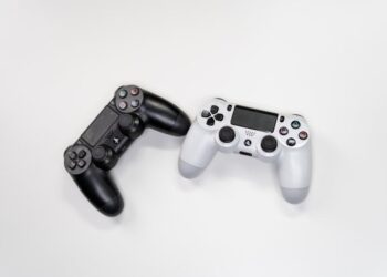 Setup gaming con videojuego de simulación deportiva en pantalla