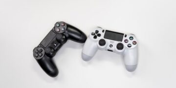 Setup gaming con videojuego de simulación deportiva en pantalla