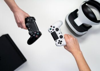 Setup de simracing con volante y pantalla mostrando juego de carreras