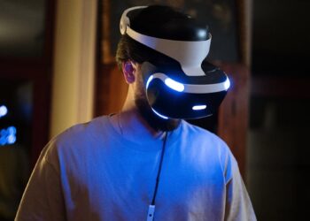 Persona jugando a videojuegos de fitness con realidad virtual