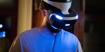 Persona jugando a videojuegos de fitness con realidad virtual