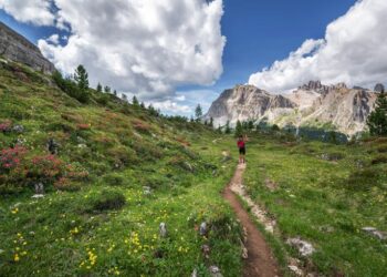 Senderista recorriendo una ruta histórica en España