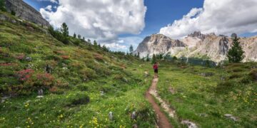 Senderista recorriendo una ruta histórica en España