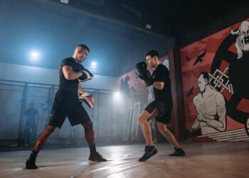 Practicantes de artes marciales entrenando en gimnasio