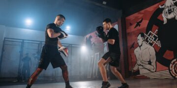 Practicantes de artes marciales entrenando en gimnasio