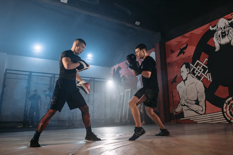 Practicantes de artes marciales entrenando en gimnasio