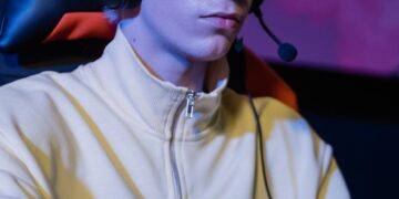 Gamer en puesto ergonómico cuidando su salud durante sesión